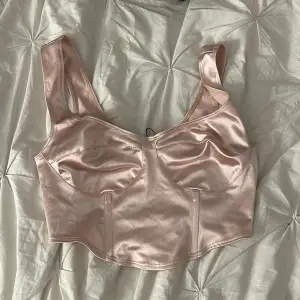 Gullig rosa tub topp i skin material 💕säljer denna eftersom den är för liten på mig och har aldrig använt den.