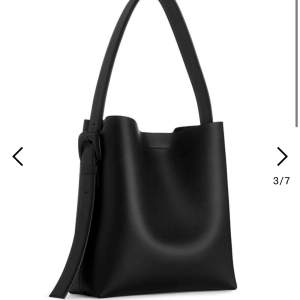 Stor svart väska ifrån ARKET🤩 Knappt använd och ser ut som helt ny!