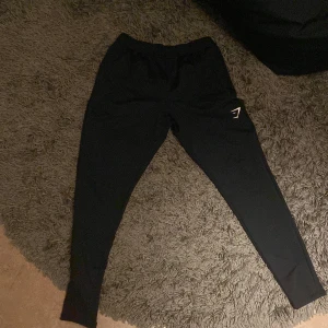 Gym shark byxor - Svarta gym shark byxor bra kvalitet, billiga till jämförelse till nya 