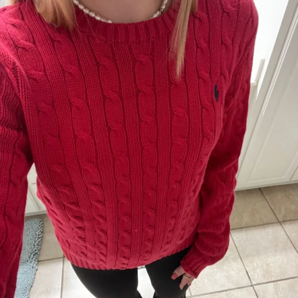 Säljer min röda stickade Ralph lauren tröja eftersom den inte kommer till användning❤️❤️. Tröjor & Koftor.