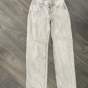 Säljer dessa grå Low straight jeans från Gina Tricot. Använd fåtal gånger men i bra skick. Stl 32. Originalpris ca 500kr