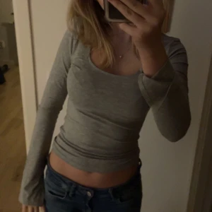 grå gina topp - nyskick använd max 3 gånger, slutsåld på hemsida, passar xs också!