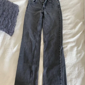 Mörkgråa jeans  - Använt fåtal gånger. Jag är 158 cm och dem är för långa för mig. Frakt tillkommer. 