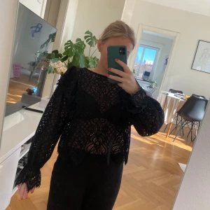 Blus zara  - Väldigt fin blus från zara! Som ny då den inte är använd så mycket alls 🫶🏻storlek M men är lite mindre så passar även S!