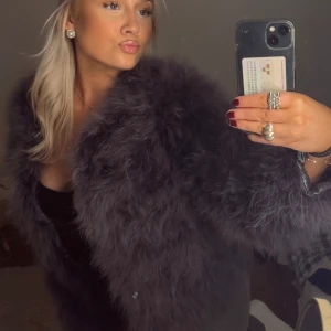 Pälsjacka - Säljer min jättefina pälsjacka från Dennis Maglic då den inte kommer till användning ❤️ är som i nyskick och bara använd ett fåtal gånger!