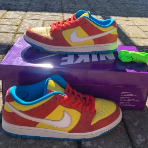 Nike SB Dunk Low Pro bart simpson - Tjena! Säljer ett par riktigt feta dunks som är inspirerade av bart Simpson. De är i skick 8/10. Pris kan diskuteras.