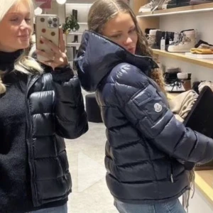 Moncler jacka  - Knappt använd, säljer då det inte är min stil, äkta såklart, nfc och allt funkar, lägg bud 