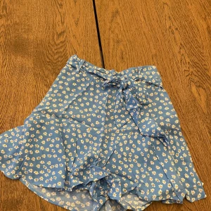 Kjol Zara  - Byxkjol från zara. Sitter väldigt fint på, som en kjol. Ny med prislapp