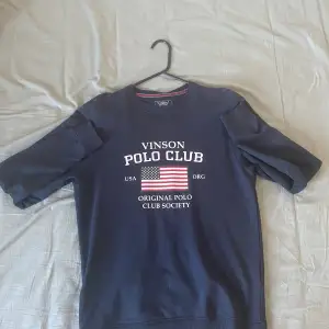 Polo Club Sweatshirt i färgen mörkblå. Den är använt i ett bra skick.