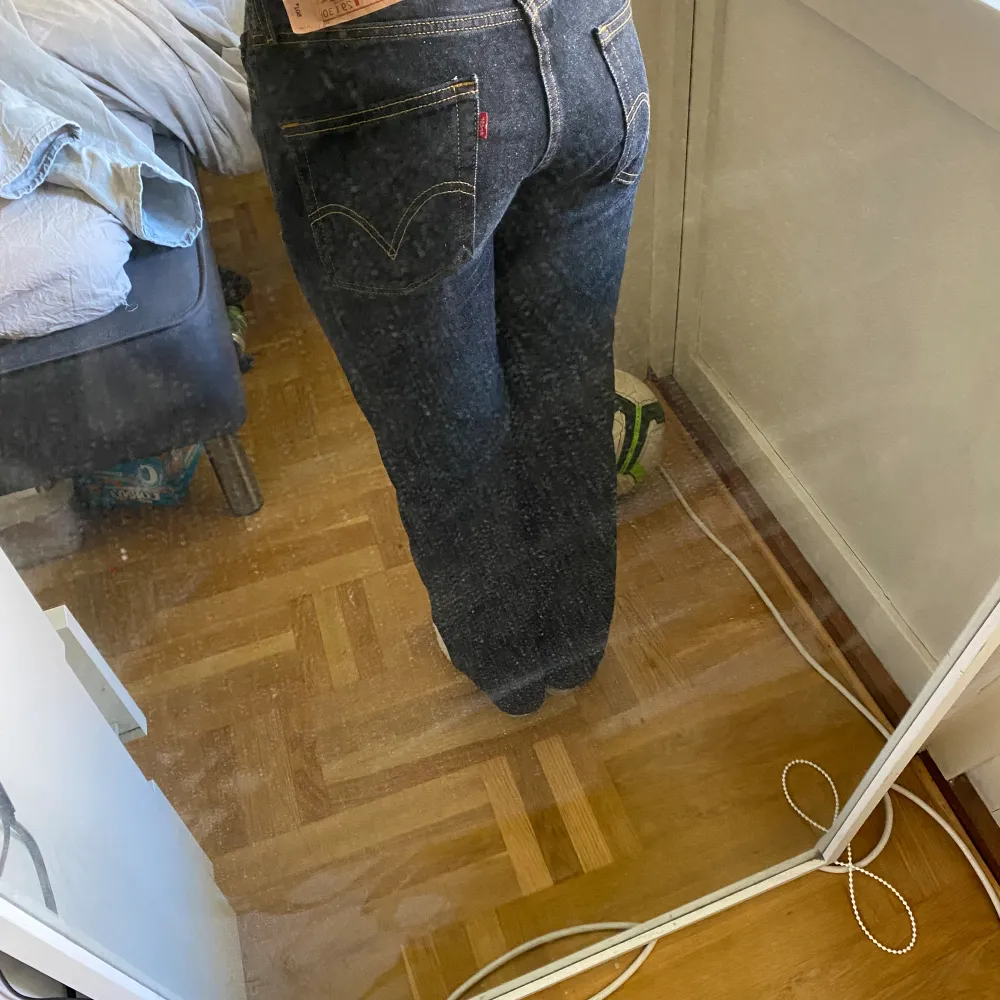 Säljer dessa Levis jeans i bra sick i storlek s. Jeans & Byxor.
