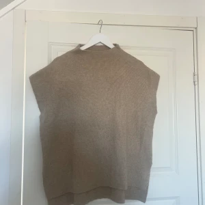 Stickad väst🩷 - Beige stickad väst från soyaconcept i storlek S/M i ett otroligt skönt material💕