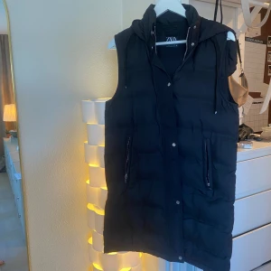 Väst jacka - En lång väst jacka från zara. Kommer inte till användning. Passar S-M