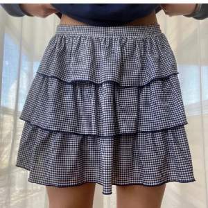 Säljer denna trendiga zara kjolen, andvänd endast en gång!🥰  Lånad första bild