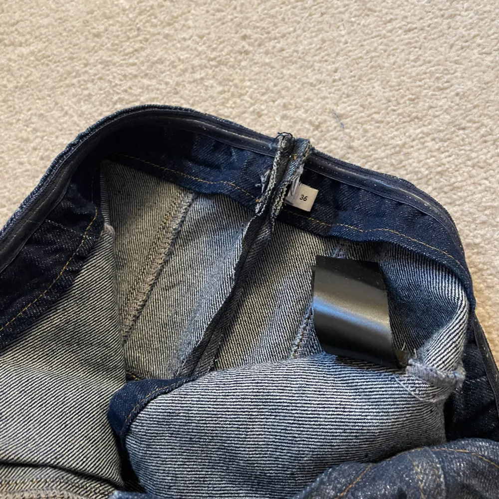 Set från NAKD i denim med silver. Båda delarna är 36 men toppen är dock insydd för att jag tyckte den var stor i storleken. Den skulle nu nog passa även 34. . Jeans & Byxor.