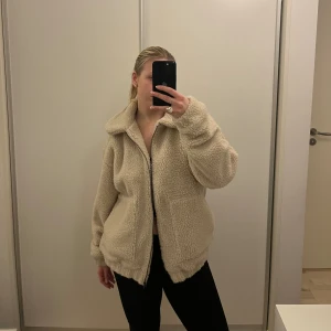 Teddyjacka - En fin beige teddy jacka. Kommer tyvärr inte till användning längre💗 storlek 44/46 men skulle säga att den är mer en M då den är liten i storleken. Själv har jag S/M i vanliga fall 💗