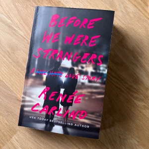 Before We Were Strangers - Renée Carlino - Engelsk bok, läst en gång.