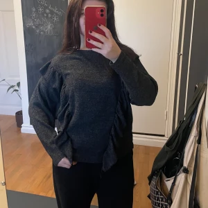 stickad volangtröja - Stickad mörkgrå tröja med volanger - köpt secondhand 🖤