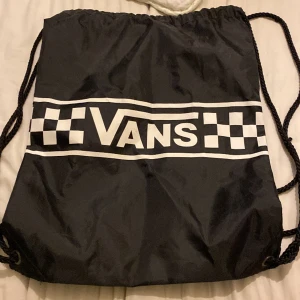 Ryggsäck  - Hej! Säljer nu min vans ryggsäck nästan helt ny har använt den 2 gånger.
