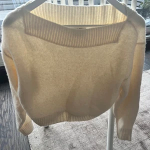 & Other Stories crèmefärgad tröja / kofta - Aldrig använd  62% akryl