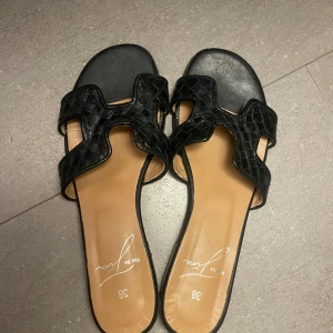 Sandaler - Super snygga sommar sandaler, köpta på sellpy och är tyvärr för små för mig. Jätte bra skick🥰😊🫶tryck gärna på ”köp nu”!💕🤩