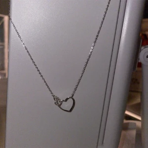 Ett silvrigt halsband med två hjärtan på - Säljer ett silvrigt halsband med två hjärtan på🩷