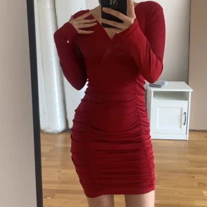 Röd långärmad klänning  - En mörkröd klänning från Shein i storlek XS! Endast använd en gång på julafton. 