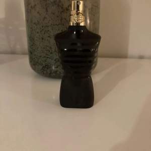 Jean Paul Gaultier Le Male Le Parfum är en intensiv och sensuell doft med orientaliska träiga toner av kryddor och vanilj. Doften passar perfekt för kvällsbruk och ger en sofistikerad touch. Tveka inte på att fråga ifall ni har frågor👍