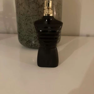 Jean Paul Gaultier  le male le parfum  - Jean Paul Gaultier Le Male Le Parfum är en intensiv och sensuell doft med orientaliska träiga toner av kryddor och vanilj. Doften passar perfekt för kvällsbruk och ger en sofistikerad touch. Tveka inte på att fråga ifall ni har frågor👍