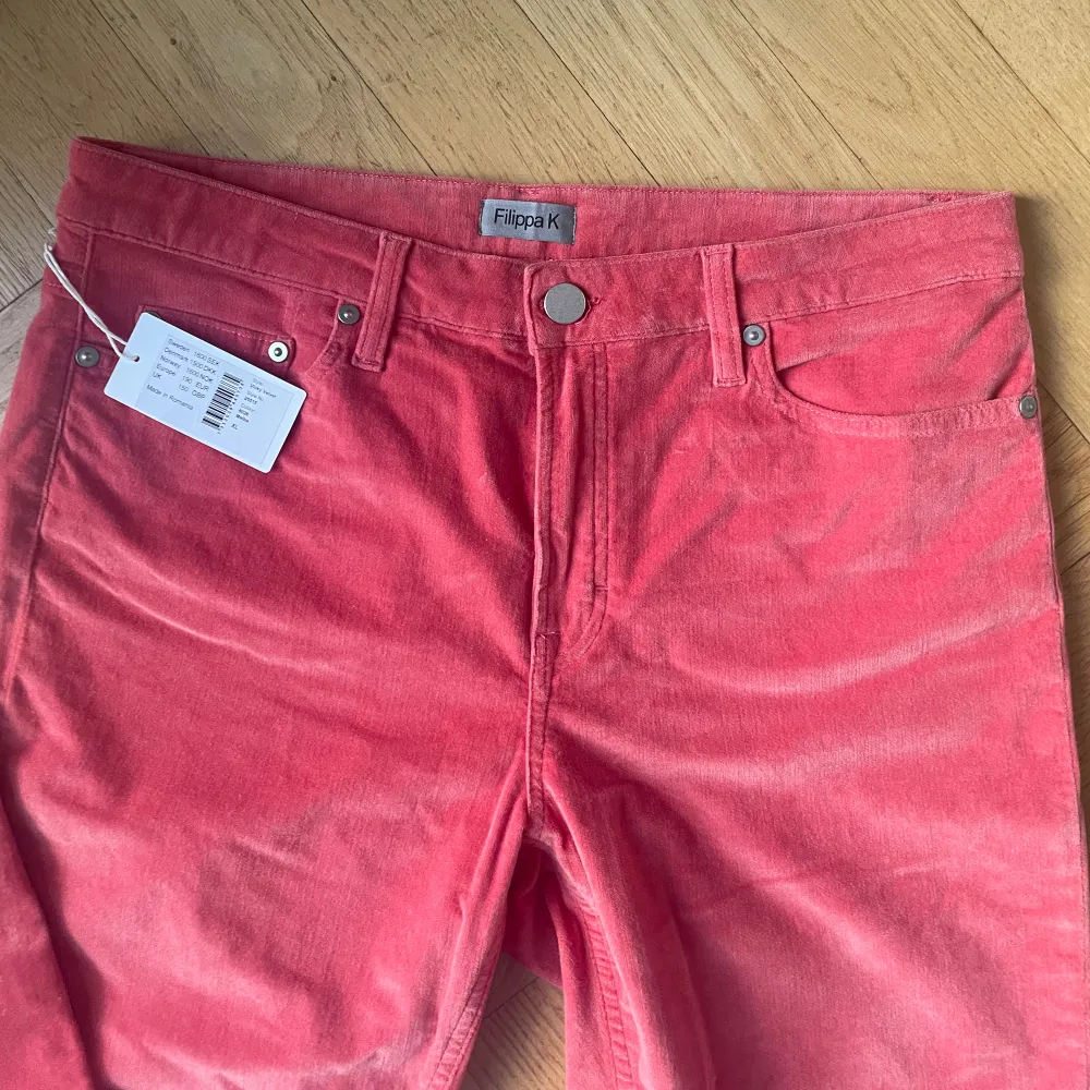 Helt nya och oanvända byxor från Filippa K i sammet. Den första bilden visar den riktiga färgen😊. Jeans & Byxor.