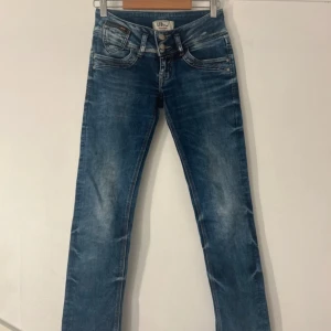 Ltb jeans  - Fina ltb jeans som är köpta här på Plick, de passa inte mig så därför säljer jag dem💗 dem har ett litet hål på benet men det syns knappt. De är lågmidjade