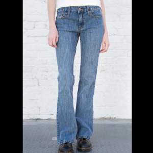 Säljer mina Brielle Jeans från brandy Melville då det är för långa! 🧘‍♀️ Som nya! Men defekt på baksidan (se sista bild) // använd gärna köp nu! ❤️