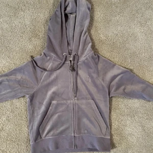 Juicy couture zipup - Jätte fin juicy tröja, använd 2 gånger och köpt för 900kr. använd gärna köp nu🫶
