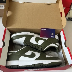 Nike Dunk Low ’Medium Olive’ - 42.5 & 43. Finns i Lund/Malmö för meetup. Kan även fraktas! Kvitto finns till båda paren! 