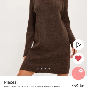 Brun stickad klänning - Brun stickad klänning med polokrage. Jätteskönt tyg, endast använd en gång 🫶🏼