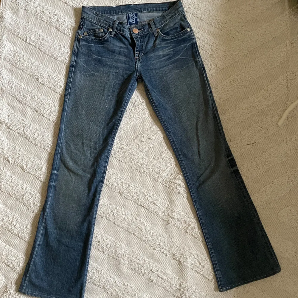 Säljer ett par blå VB jeans som är lågmidjade o bootcut. De är i rätt så bra skick men är dock lite slitna längst ned (kan skicka bild) o saknar stenar på fickorna. Kronorna är lite beigeaktiga. Hör av dig vid frågor!🫶🏻🫶🏻. Jeans & Byxor.