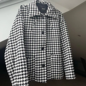 Jacka - Säljer denna rutiga jacka från Monika.   Storlek: S Skick: Använt skick Pris: 200kr