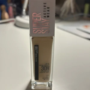 Longlasting foundation  - Nästan helt oanvänd, endast använd en gång och för visning i annonsen. Säljer då jag tycker denna är lite för mörk för mig! Jätte fin och tycker att den håller precis som det står! Nypris 159 kr. Mitt pris, 69kr+ frakt då🫶🏻. Använd gärna ”köp nu”💕