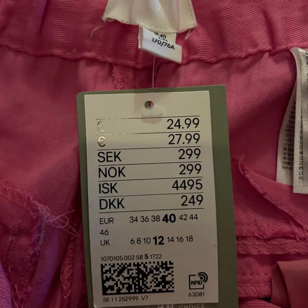 dessa rosa linnebyxor är inte använda prislappen finns kvar köpta från H&M. Jeans & Byxor.