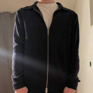 Matinique zip tröja - Snygg marinblå tröja i skönt material från Matinique. Sparsamt använd. Nypris ca 1000