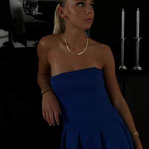 Jättefin blå cocktailklänning i storlek XS, den har en dragkedja bak och håller uppe lätt med en insydd gummi över bysten. 💙