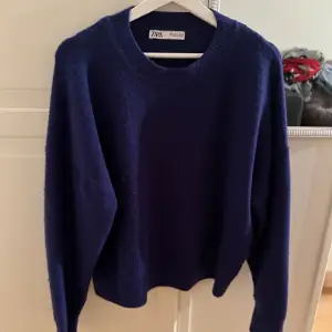Hej, säljer denna stickade mörkblå tröjan i storlek M, passar även bra för storlek S. Eftersom den knappt kommit till användning, den är använd ett fåtal gånger och säljs för ett bra pris. Nypris: 400kr