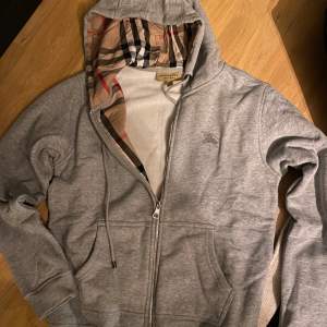 Tjena! Säljer nu en burberry zip hoodie. Den är väl omhändertagen och utan defekter. Priset kan diskuteras vid snabb affär. Hör av er vid frågor! 1:1