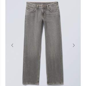 Ett par gråa jeans från weekday köpta för något år sedan! Bra skick förutom att där är trasigt längst ner på byxan så hyfsat använda ändå! Storleken är 26/30💕 kontakta gärna vid frågor💕💕