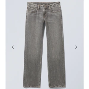Gråa weekday jeans  - Ett par gråa jeans från weekday köpta för något år sedan! Bra skick förutom att där är trasigt längst ner på byxan så hyfsat använda ändå! Storleken är 26/30💕 kontakta gärna vid frågor💕💕