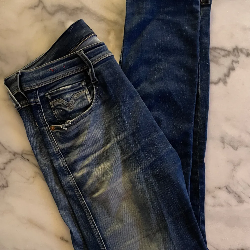 -Anbass, mörkblå tvätt🩵 -Strl: 32/32🩵 -Modellen: 180 väger 70🩵 -Skick: 8/10🩵. Jeans & Byxor.