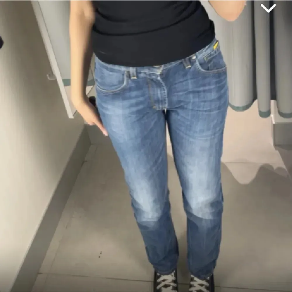 fina midwaist jeans som tyvärr blivit för små på mig❤️. Jeans & Byxor.