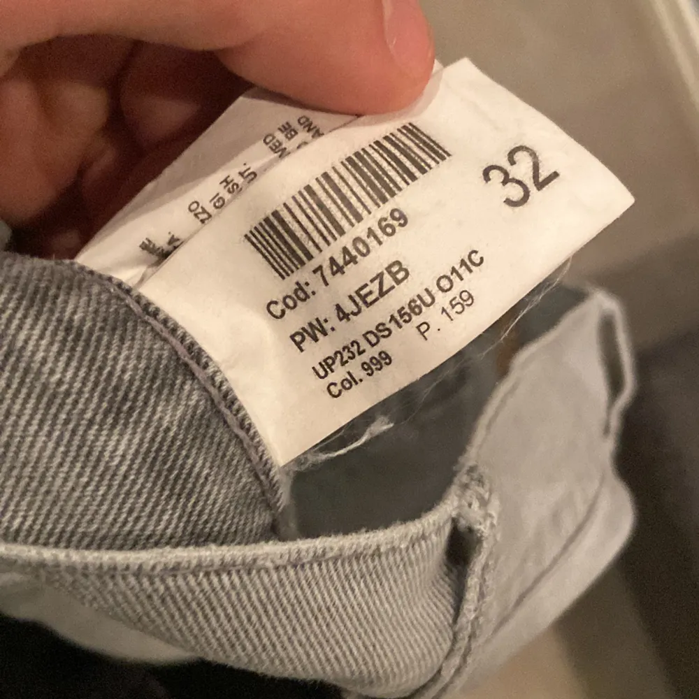 Säljer ett par skit feta dondup jeans för bra pris. Skick 9/10. Storlek 32. Säljer dom pga för små mitt pris 700kr. Jeans & Byxor.