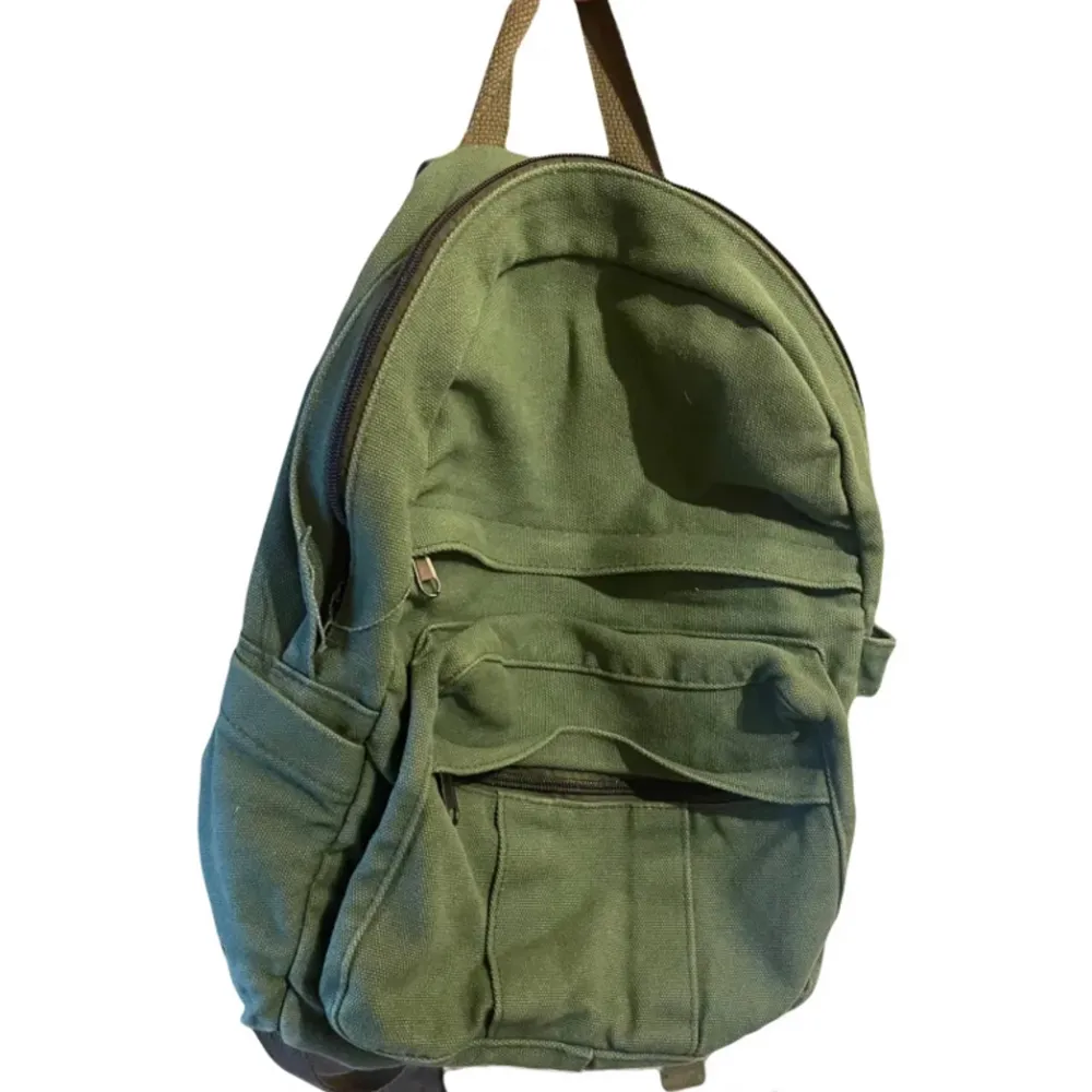 Säljer denna jätte fina gröna ryggsäcken på grund av att det inte är min stil längre💗 Det finns många olika fack både på insidan och utsidan och det finns inga defekter🫶 pris kan diskuteras! . Väskor.