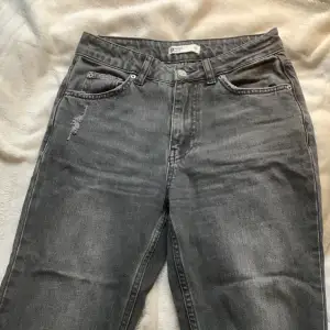 Ett par mörkgråa Full Lenght Flare jeans med hål i ena benet från Gina Tricot 🤍 Medelhögmidja 🤍 Kontakta för frågor eller fler bilder 🤍 Säljer även ett par blåa likadana så kolla in profilen 🤍