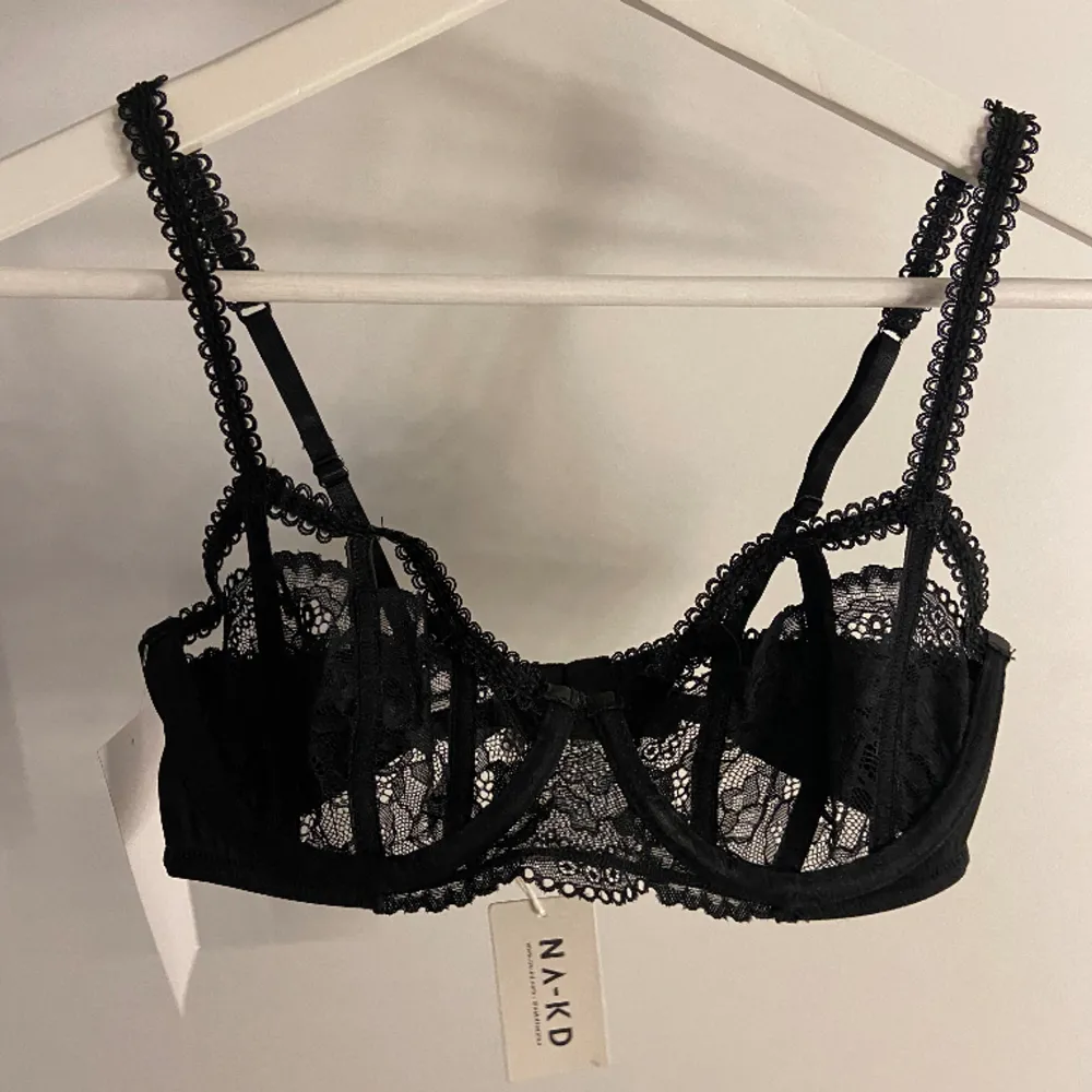 Skit snygg bralette från NA-KD. Aldrig använd med lappen på. Storlek 70C. Men liten i storleken. 💓💓. Övrigt.